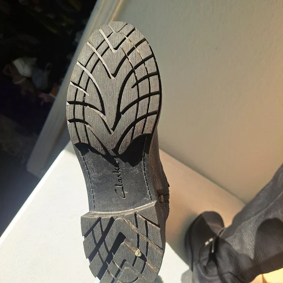 Clarks Black Leather Winter Boots - Picture 5 of 7